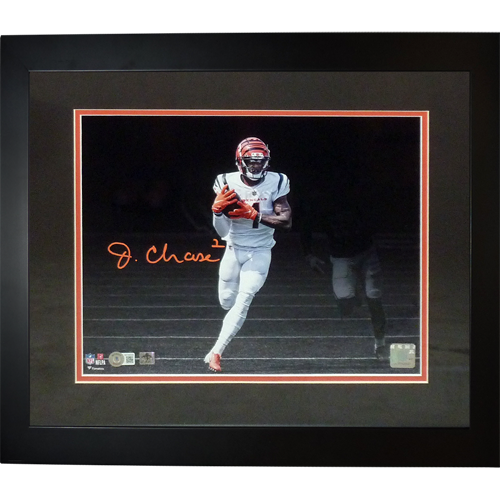 Autographed Ja'Marr Chase Cincinnati Bengals (Spotlight) Deluxe Framed 11x14 Photo - Beckett-Powers Sports Memorabilia