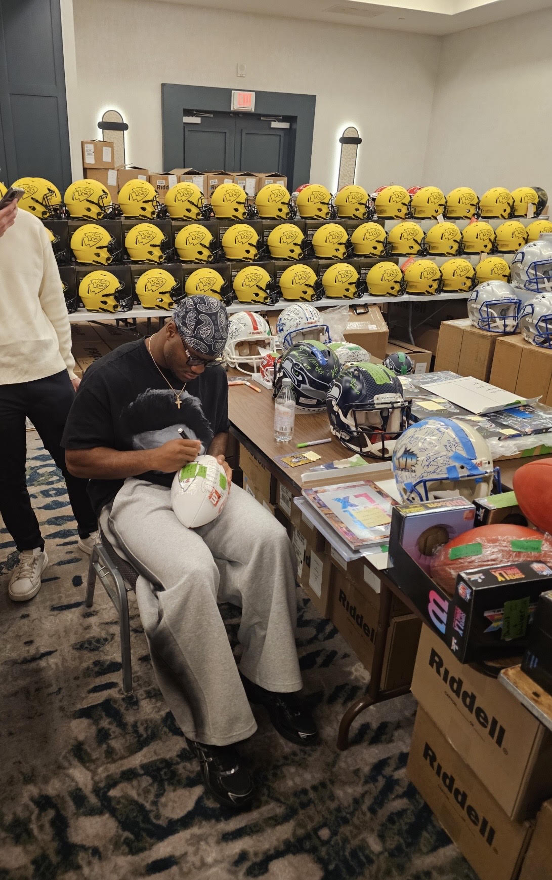 Public vs. Private Autograph Signings: What's the Difference?