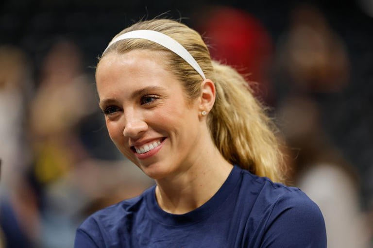 Lexie Hull Autograph Signing-Powers Sports Memorabilia
