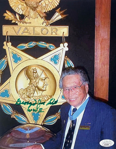 George Taro "Joe" Sakato Autographed WWII Vintage 8x10 Photo- JSA #AC92697- Medal of Honor-Powers Sports Memorabilia