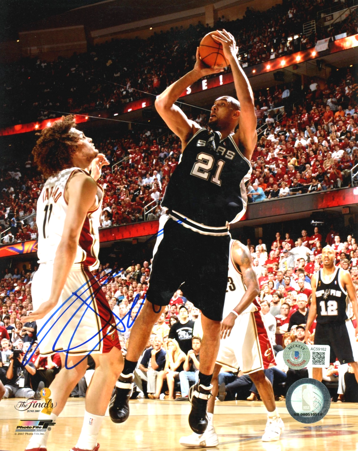Tim Duncan Signed San Antonio Spurs 2007 NBA Finals PF 8x10 Photo Beckett LOA-Powers Sports Memorabilia
