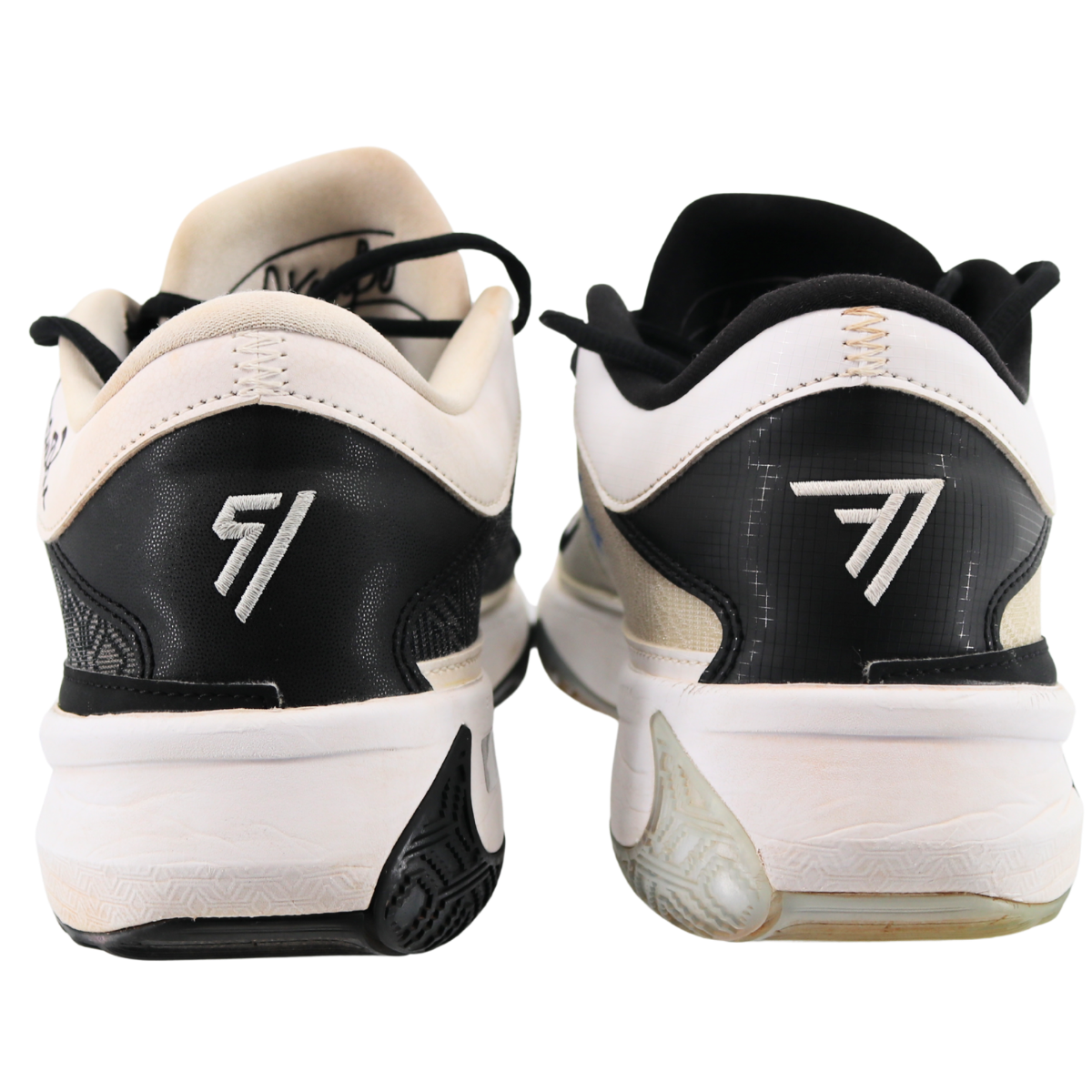 Aaron Boone Yankees Signed 2025 Game Used Nike Giannis Air Shoes-2-Powers Sports Memorabilia