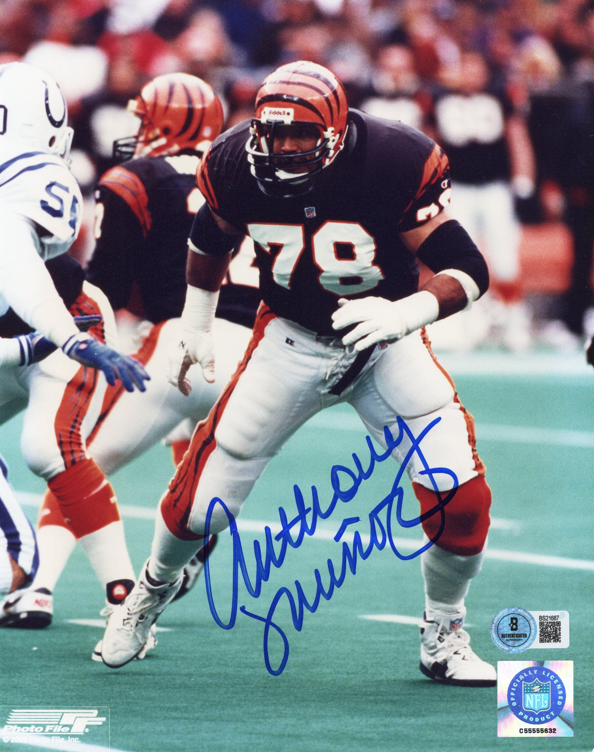 Anthony Munoz Signed Cincinnati Bengals 8X10 Photo Beckett-Powers Sports Memorabilia