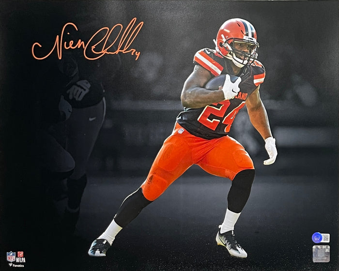 Nick Chubb Signed Cleveland Browns 16x20 Photo – Beckett Authenticated