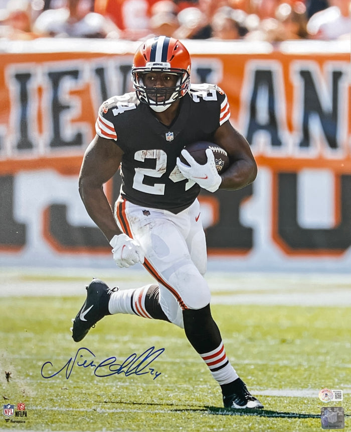 Nick Chubb Signed Cleveland Browns 16x20 Photo – Vertical – Beckett Authenticated