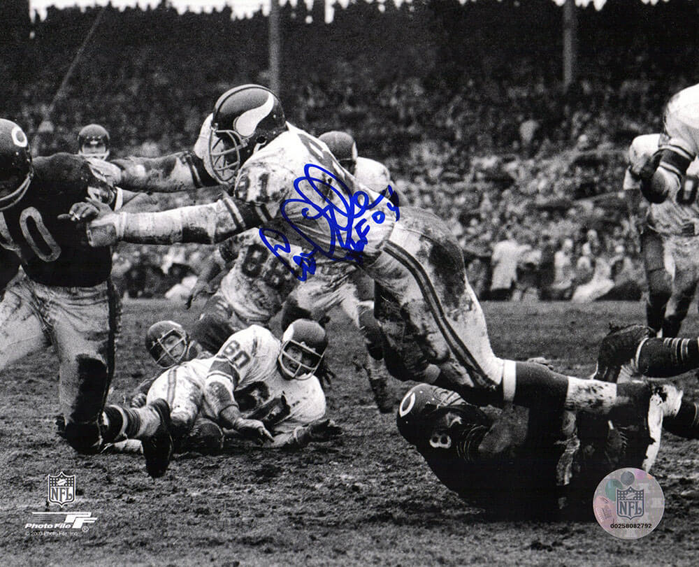Carl Eller Autographed Minnesota Vikings B&W Action vs Bears 8x10 Photo with HOF'04-Powers Sports Memorabilia