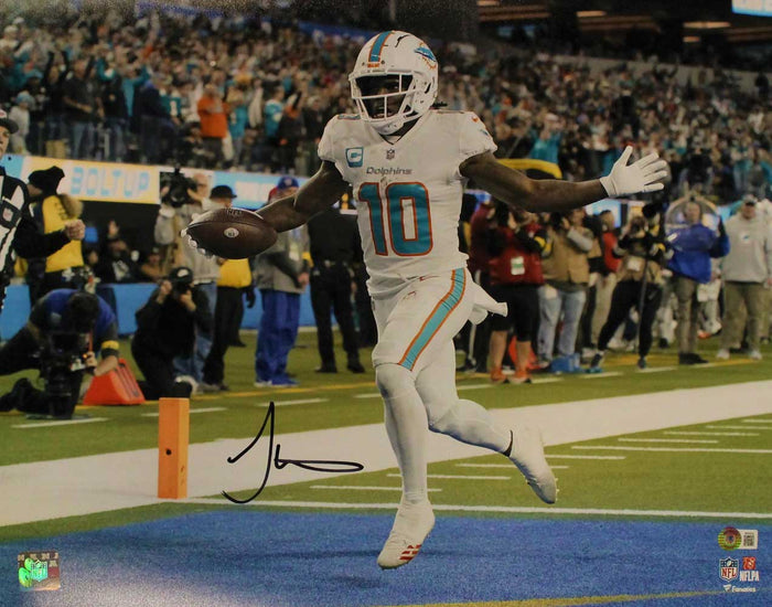 Tyreek Hill Signed Miami Dolphins 16x20 photo – Beckett Authenticated-Powers Sports Memorabilia