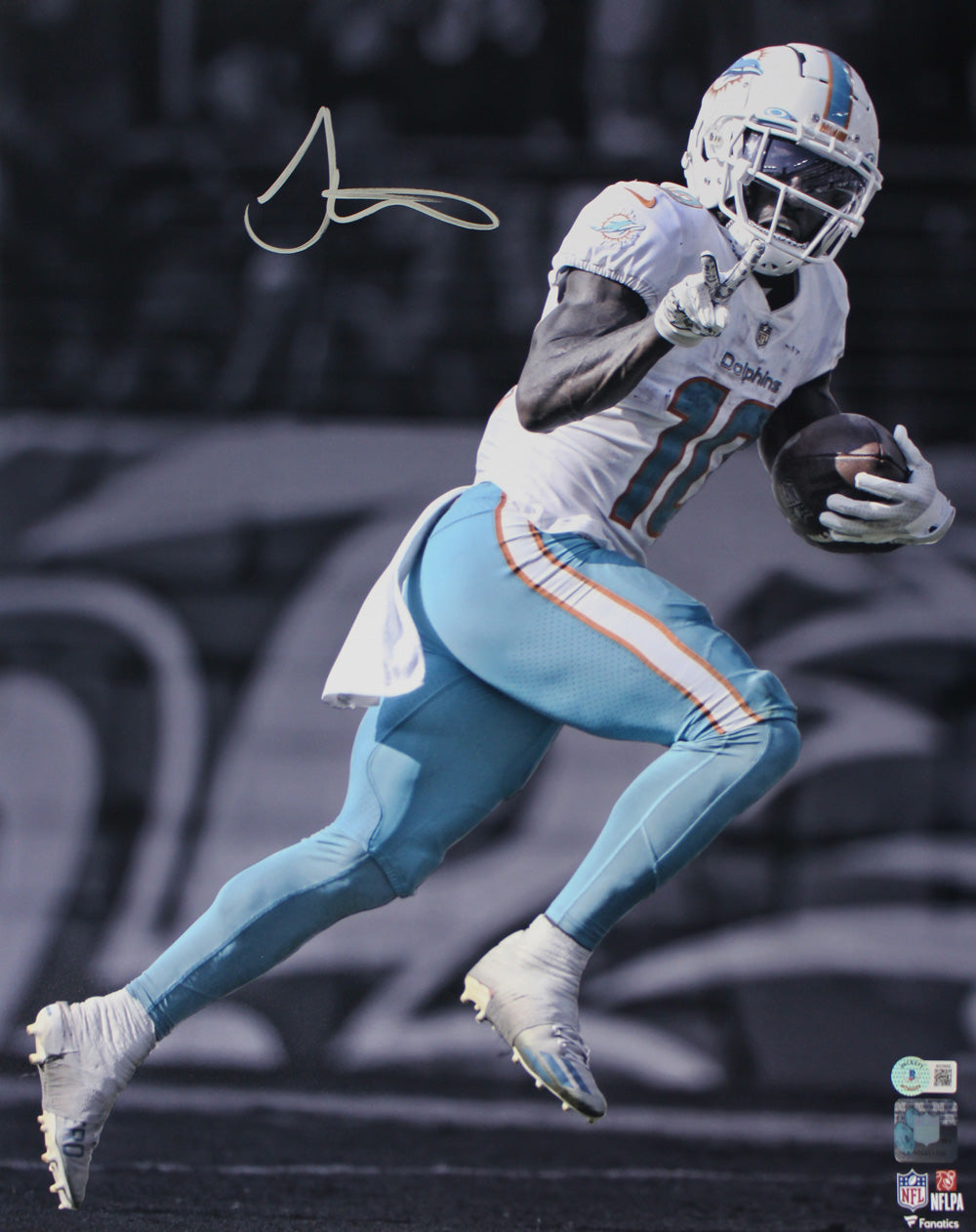 Tyreek Hill Miami Dolphins Signed 16x20 Photo – Beckett Authenticated-Powers Sports Memorabilia