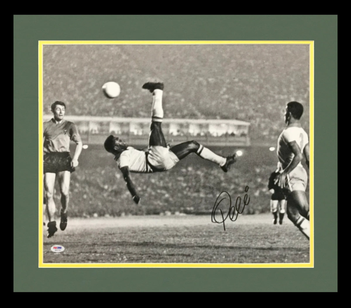 Autographed Pele Brazil (Bicycle Kick BW) Deluxe Framed 16x20 Photo - PSA/DNA-Powers Sports Memorabilia