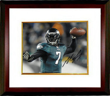 Michael Vick Autographed Philadelphia Eagles 8 x 10 Photograph Custom Framing - JSA Hologram - CTBL_MW21933-Powers Sports Memorabilia