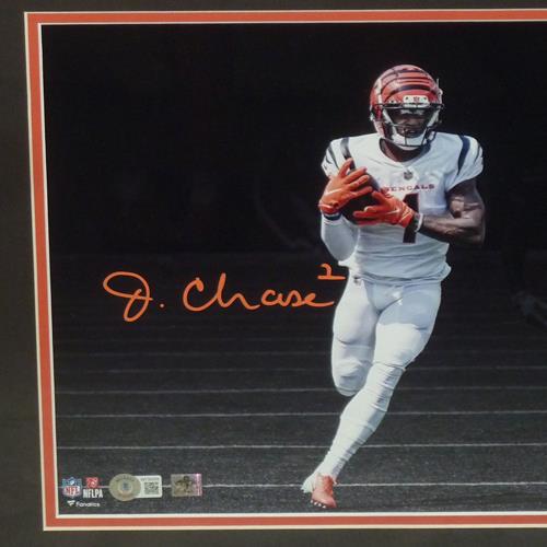 Autographed Ja'Marr Chase Cincinnati Bengals (Spotlight) Deluxe Framed 11x14 Photo - Beckett-Powers Sports Memorabilia
