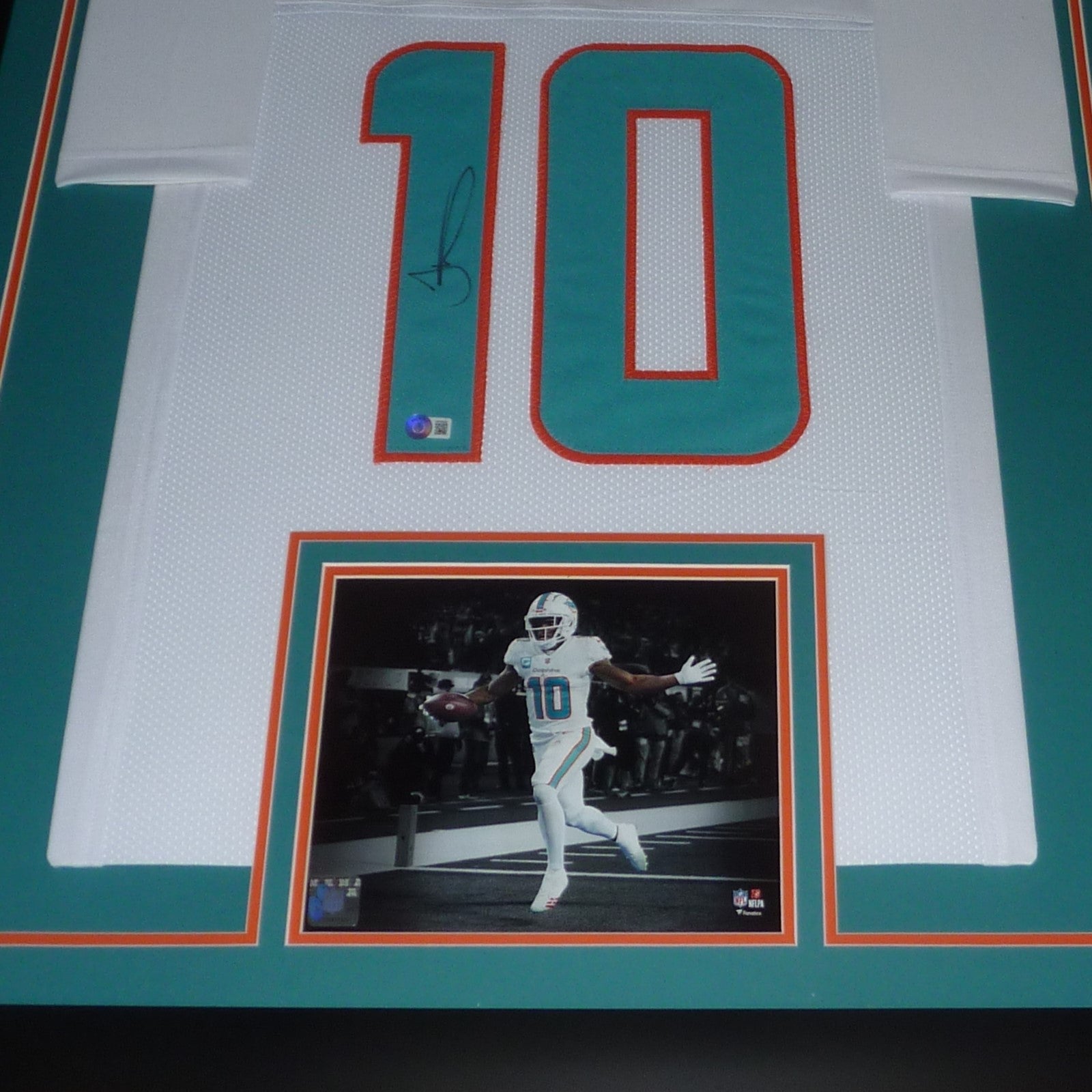 Autographed Tyreek Hill Miami Dolphins (White #10) Framed Jersey - Beckett-Powers Sports Memorabilia