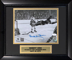 Bobby Orr dédicacé 1970 Stanley Cup Dive signé 8 x 10 Photo de hockey encadrée JSA COA